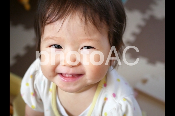 乳歯が生えた赤ちゃんの笑顔 乳歯が生えた赤ちゃんの笑顔の写真