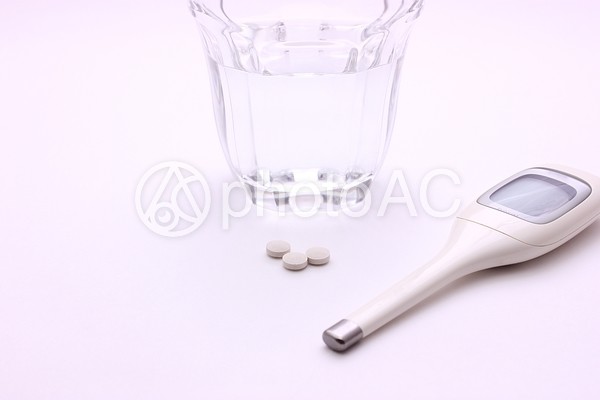 薬と体温計1 薬と体温計1の写真