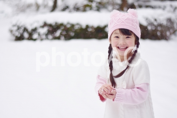 雪で遊ぶ子供 雪で遊ぶ子供の写真
