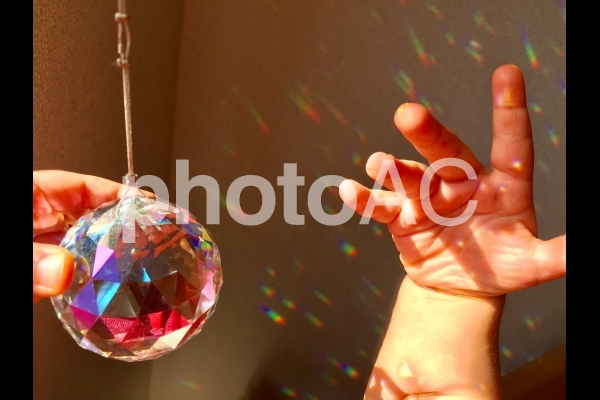 子供の手とサンキャッチャー 子供の手とサンキャッチャーの写真