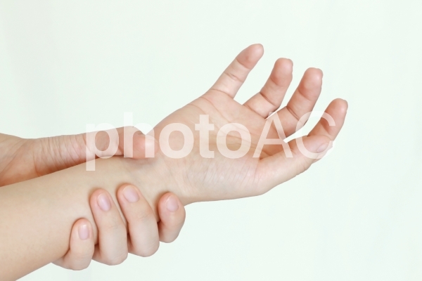 手首を持つ人(カラー) 手首を持つ人(カラー)の写真