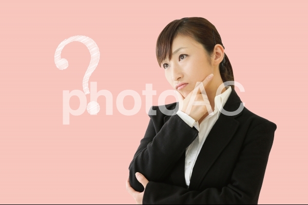 疑問をかかえる女性 疑問をかかえる女性の写真