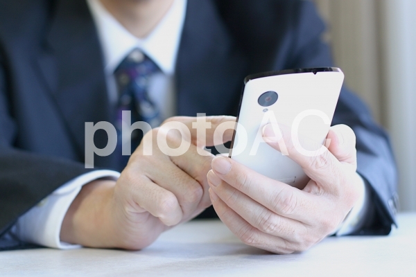 ビジネスマンとスマホ1 ビジネスマンとスマホ1の写真