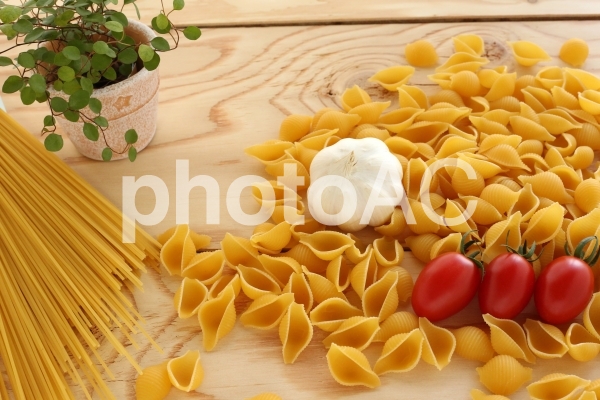 パスタとトマトとガーリック パスタとトマトとガーリックの写真