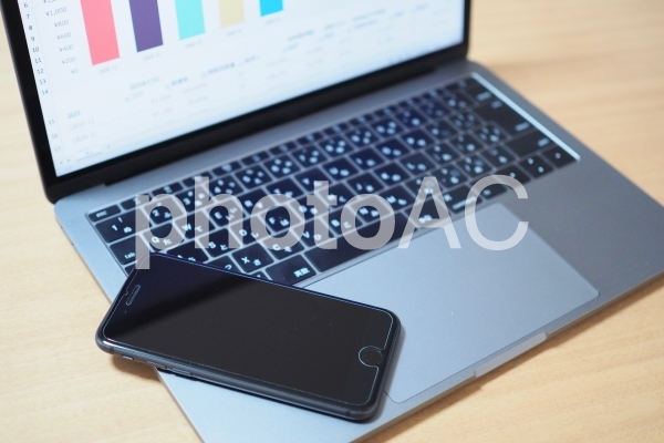 スマホとパソコン スマホとパソコンの写真