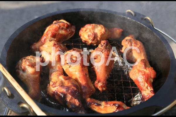 鶏の燻製ダッチオーブン 鶏の燻製ダッチオーブンの写真