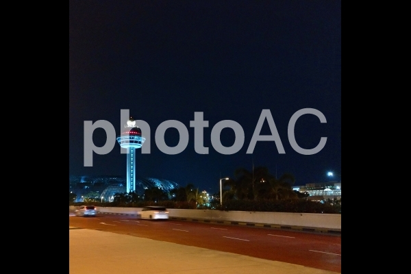 シンガポール チャンギ国際空港 入口近く 管制塔 夜景 シンガポール チャンギ国際空港 入口近く 管制塔 夜景の写真