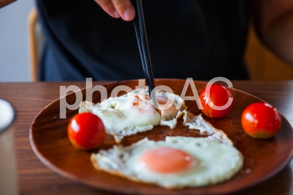 目玉焼きを食べる人 目玉焼きを食べる人の写真