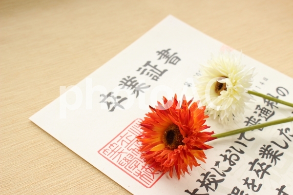 卒業証書と花 卒業証書と花の写真