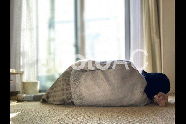 部屋で倒れている高齢者 部屋で倒れている高齢者の写真