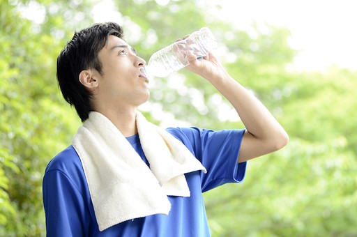 人物 人 男性 男 大人 日本人 20代 屋外 公園 スポーツ 運動 Tシャツ 青 タオル 水 水分 ミネラルウォーター ドリンク 飲む 水分補給 ゴクゴク ゴクリ 渇き 喉 のど ペットボトル 脱水 トレーニング 健康 健康的 体調管理 ライフスタイル mdjm025