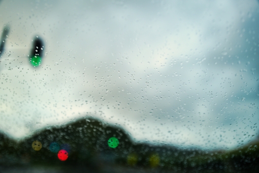 雨 ドライブ 運転 雫 水滴,落ち着く,雫,バックグラウンド,背景素材,壁紙,雨,しっとり,テクスチャ,湿気,憂鬱,アンニュイ,流れ落ちる,台風,湿度,ネガティブ,雨音,しとしと,雨の日,田舎の景色,通り雨,梅雨時期,ガラスの水滴 低気圧 豪雨 雨 ドライブ 運転 雫 水滴,落ち着く,雫,バックグラウンド,背景素材,壁紙,雨,しっとり,テクスチャ,湿気,憂鬱,アンニュイ,流れ落ちる,台風,湿度,ネガティブ,雨音,しとしと,雨の日,田舎の景色,通り雨,梅雨時期,ガラスの水滴 低気圧 豪雨の写真