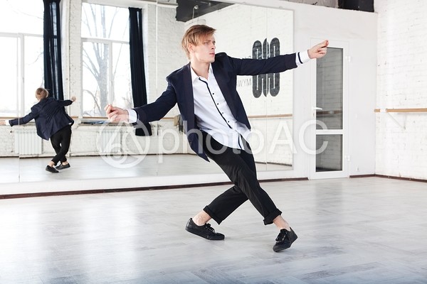 ダンスをする男性5の写真