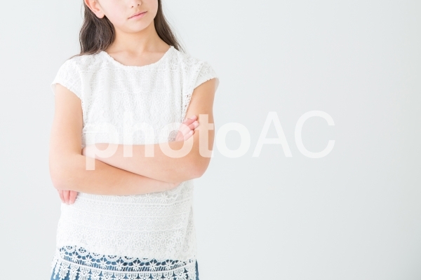考える女の子 考える女の子の写真