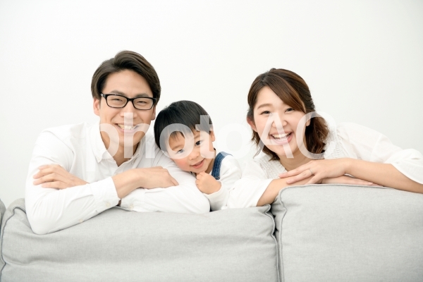 ソファにもたれる家族5 ソファにもたれる家族5の写真