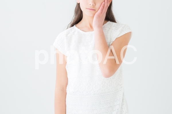 考える女の子 考える女の子の写真