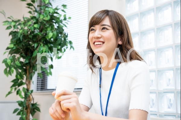 オフィスの女性社員12 オフィスの女性社員12の写真