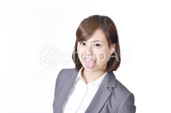 舌を出す女性 舌を出す女性の写真