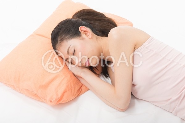寝ている女性2 寝ている女性2の写真