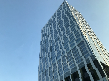 東京の高層ビルと青空、ビジネスイメージの写真