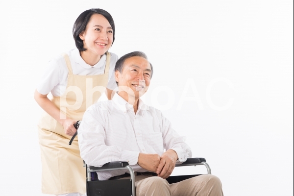 車椅子に乗った男性と看護師30 車椅子に乗った男性と看護師30の写真