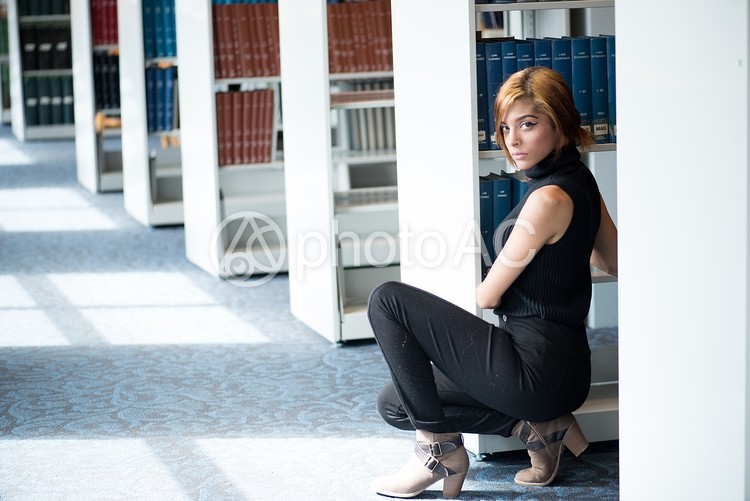 図書館 しゃがむ外国人女性9 No 写真素材なら 写真ac 無料 フリー ダウンロードok