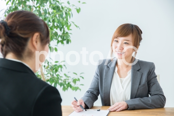 説明するビジネスウーマン 説明するビジネスウーマンの写真