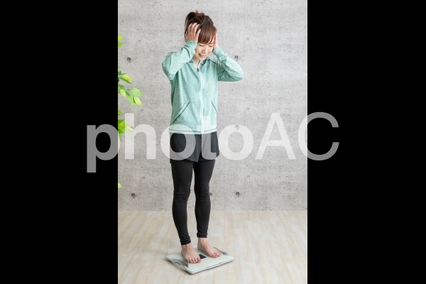 ダイエットに悩む女性 ダイエットに悩む女性の写真