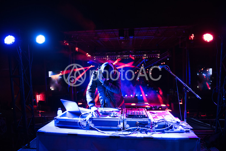 DJをしている人3 - No: 438545｜写真素材なら「写真AC」無料（フリー）ダウンロードOK