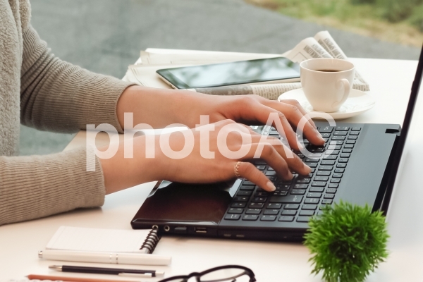 パソコン操作する女性の手元2 パソコン操作する女性の手元2の写真