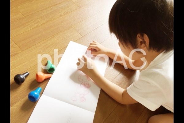 お絵かきをする男の子 お絵かきをする男の子の写真