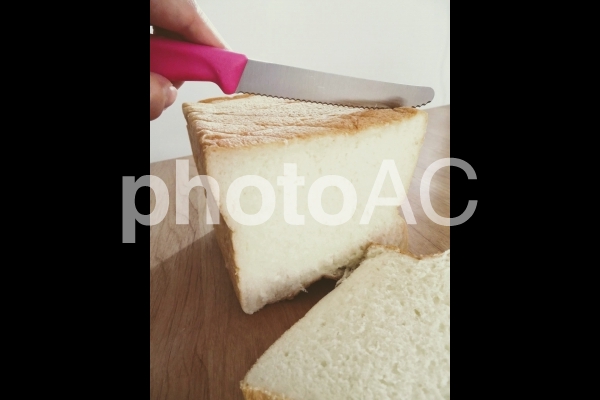 食パンを切る 食パンを切るの写真