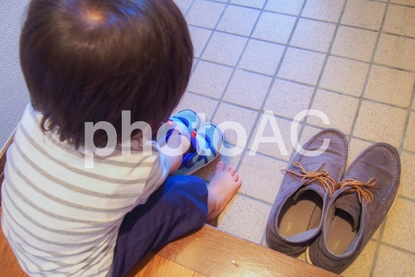靴を並べる子供 靴を並べる子供の写真
