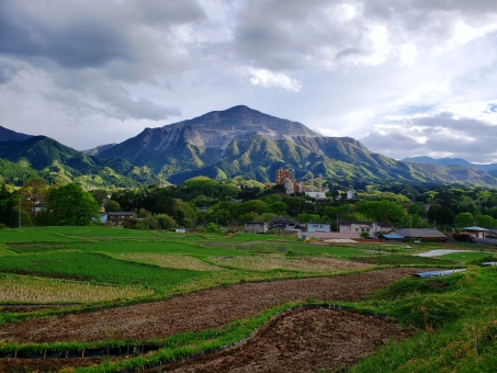 寺坂棚田から見た新緑の武甲山(埼玉県秩父郡横瀬町・寺坂棚田)beautiful rice terraces in Terasaka tanada and the mountain on the back is Mt. Buko. 寺坂棚田から見た新緑の武甲山(埼玉県秩父郡横瀬町・寺坂棚田)beautiful rice terraces in Terasaka tanada and the mountain on the back is Mt. Buko.の写真