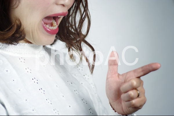 怒る女性 怒る女性の写真