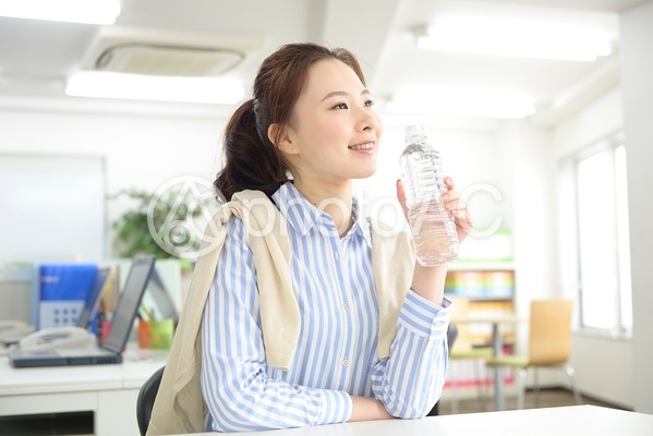 水を飲むキャリアウーマン3 水を飲むキャリアウーマン3の写真