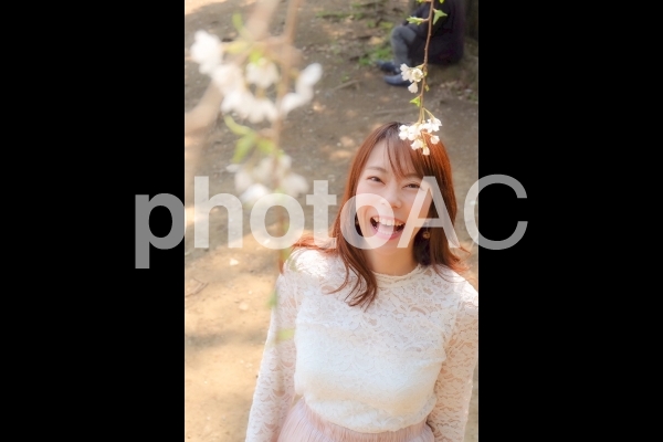 大口を開けて笑う女性 大口を開けて笑う女性の写真