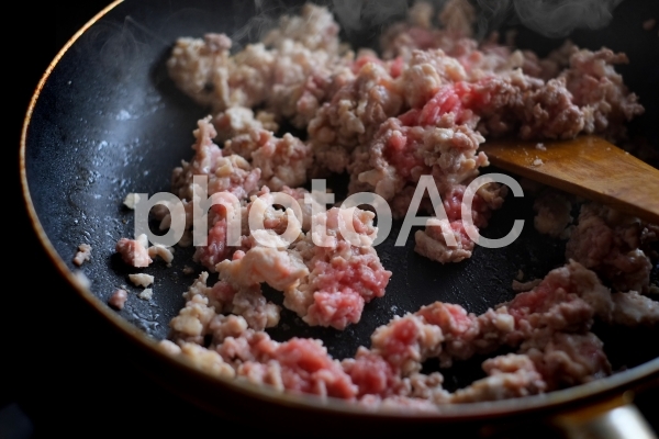 ひき肉を炒める ひき肉を炒めるの写真