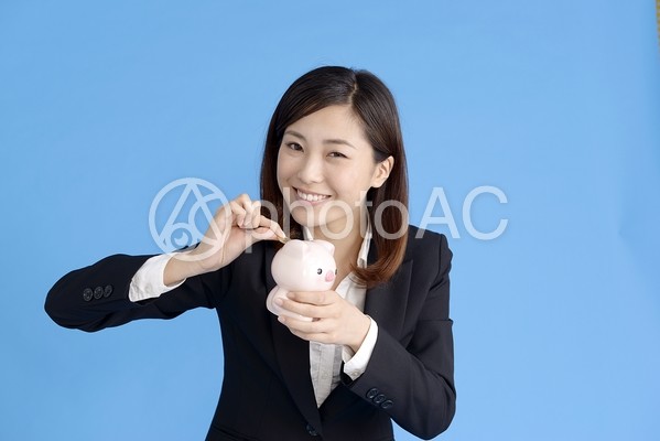 貯金する女性3 貯金する女性3の写真