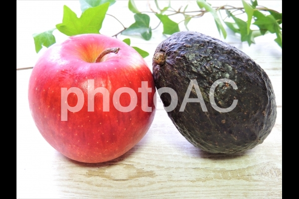 リンゴとアボカドの追熟 リンゴとアボカドの追熟の写真