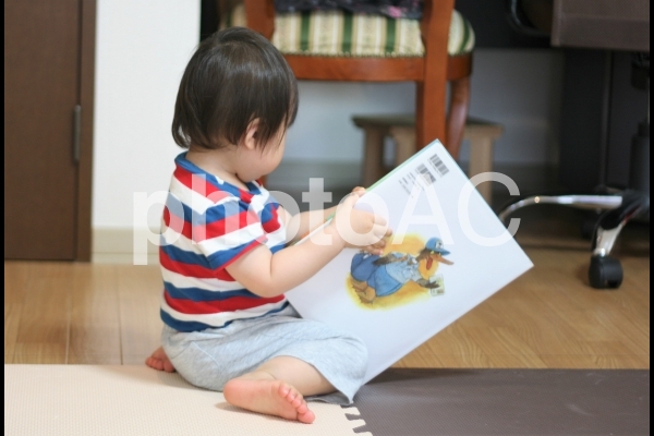 本を読む幼児 本を読む幼児の写真