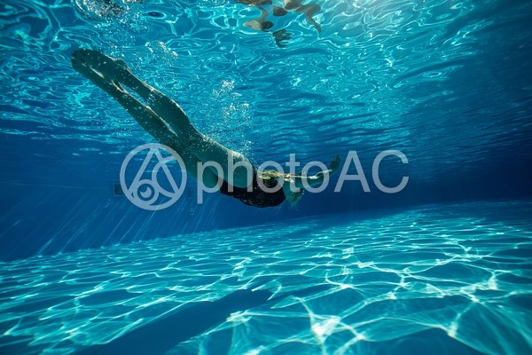 水中撮影の泳ぐ女性22 水中撮影の泳ぐ女性22の写真