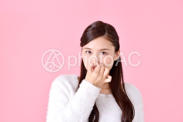 鼻をつまむ女性 鼻をつまむ女性の写真