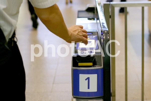 改札機を通る人 改札機を通る人の写真