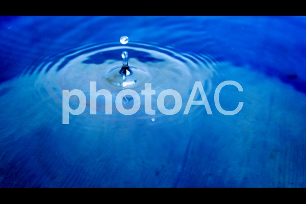 水を張った桶に落ちる雫 #3 水を張った桶に落ちる雫 #3の写真