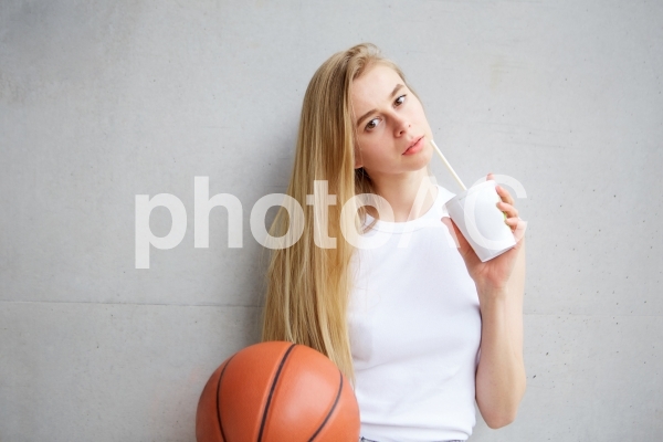バスケットボールと女性3 バスケットボールと女性3の写真