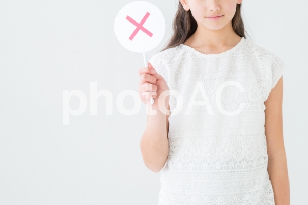 バツを持つ女の子 バツを持つ女の子の写真