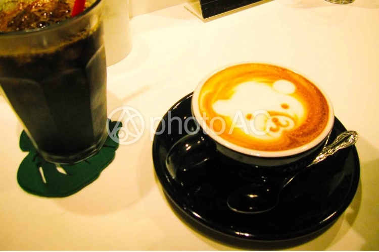 小物 飲み物 ー 休憩中のカプチーノアート とアイスコーヒー No 写真素材なら 写真ac 無料 フリー ダウンロードok