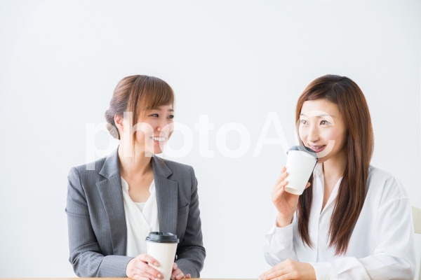 コーヒー休憩するOL コーヒー休憩するOLの写真