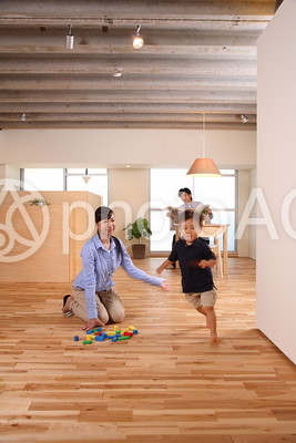 部屋の中を走る子供9 部屋の中を走る子供9の写真